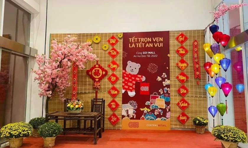 Cách trang trí Tết văn phòng với câu đối đỏ rực rỡ