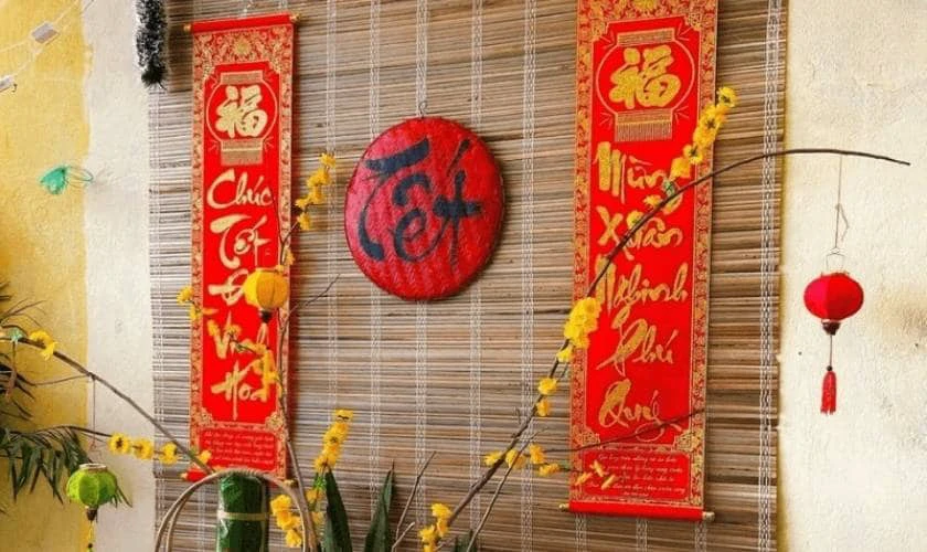 Cách trang trí Tết văn phòng với câu đối đỏ tươi mới