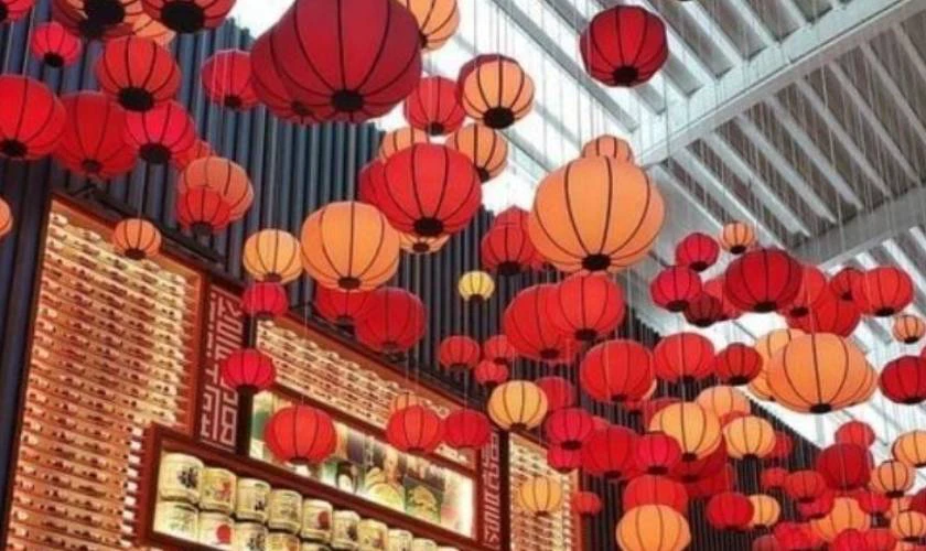 Cách trang trí văn phòng với đèn lồng rực rỡ