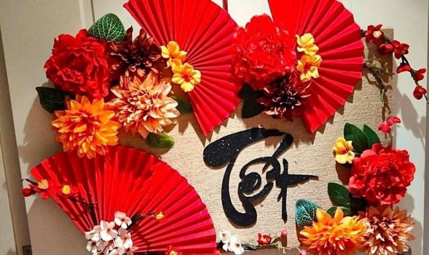 Cách trang trí Tết văn phòng với quạt giấy ấn tượng