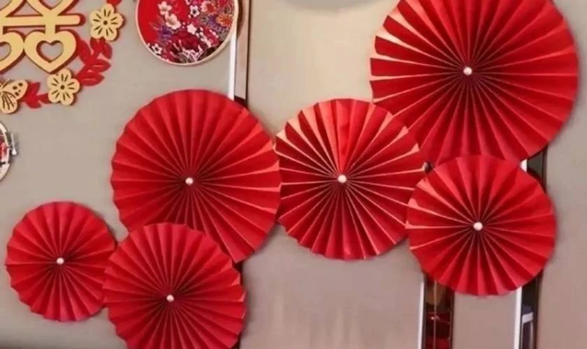 Cách trang trí Tết văn phòng với quạt giấy nhiều màu