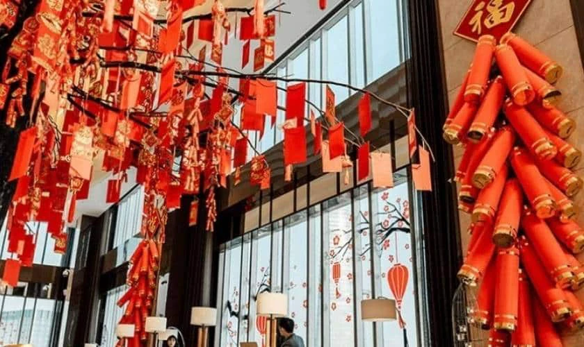 Cách trang trí Tết văn phòng với bao lì xì