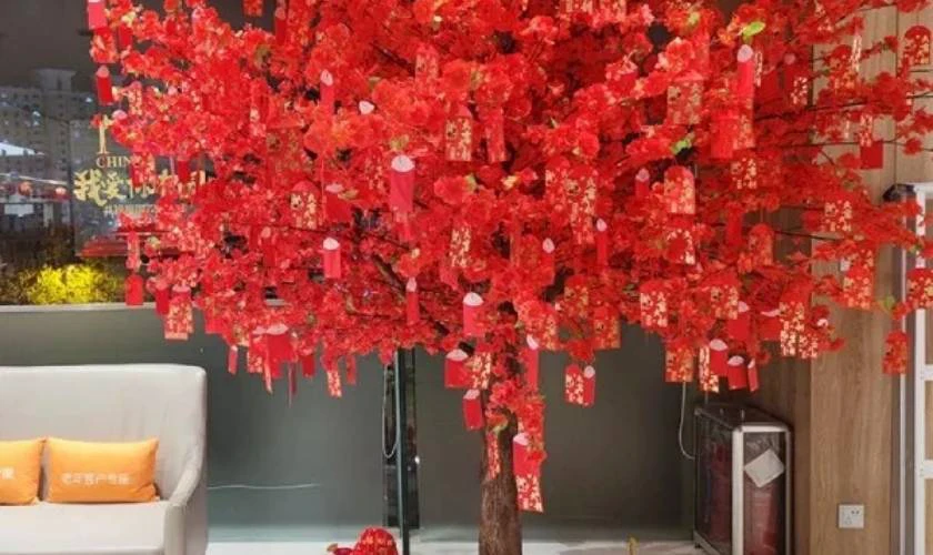 Cách trang trí Tết văn phòng với bao lì xì đỏ