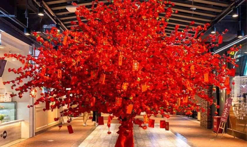 Cách trang trí Tết văn phòng với bao lì xì rực rỡ