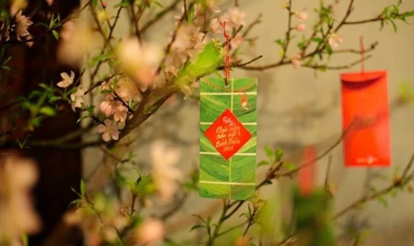 Cách trang trí Tết văn phòng với bao lì xì tươi mới