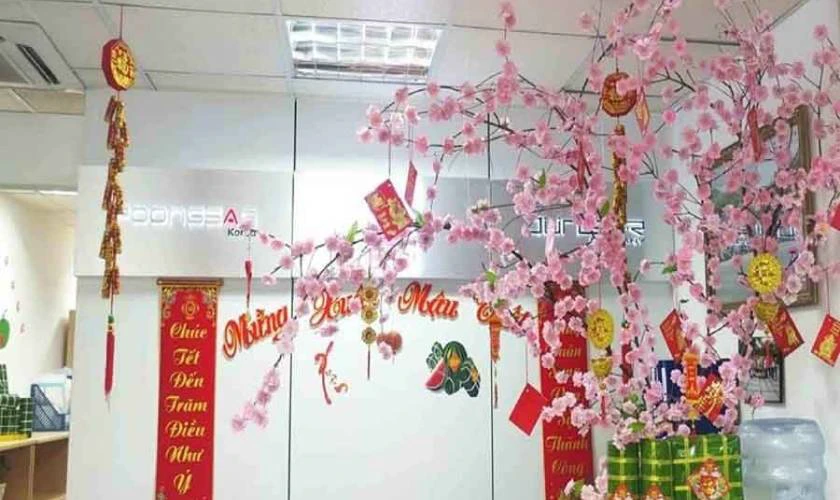 Cách trang trí Tết văn phòng với bao lì xì Xuân 2026