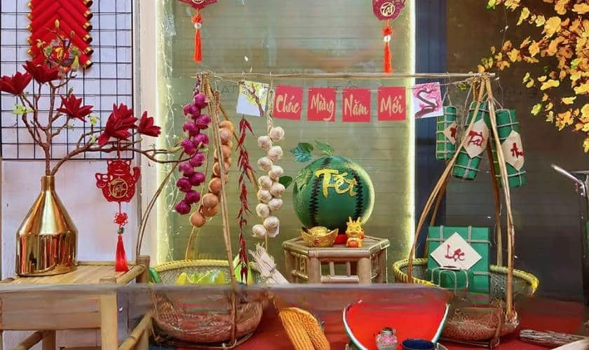 Decor văn phòng với bánh chưng, bánh Tét
