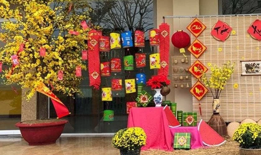 Decor văn phòng với bánh chưng, bánh Tét xanh