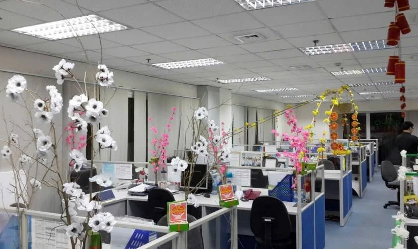 Cách trang trí Tết văn phòng trên trần nhà
