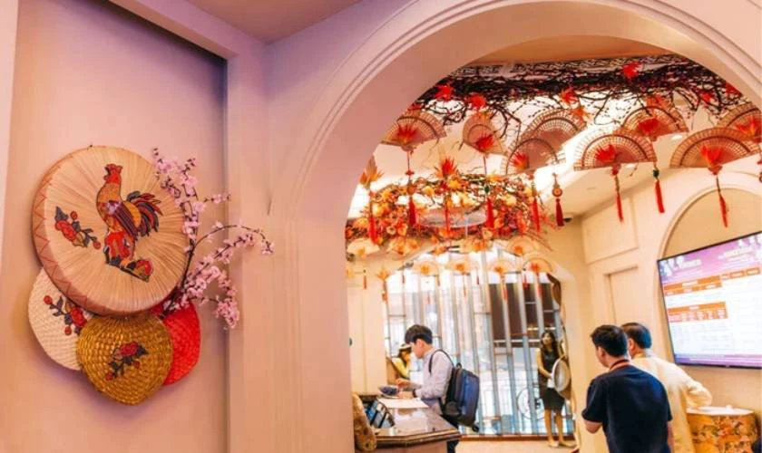 Cách trang trí văn phòng trên trần mùa Tết