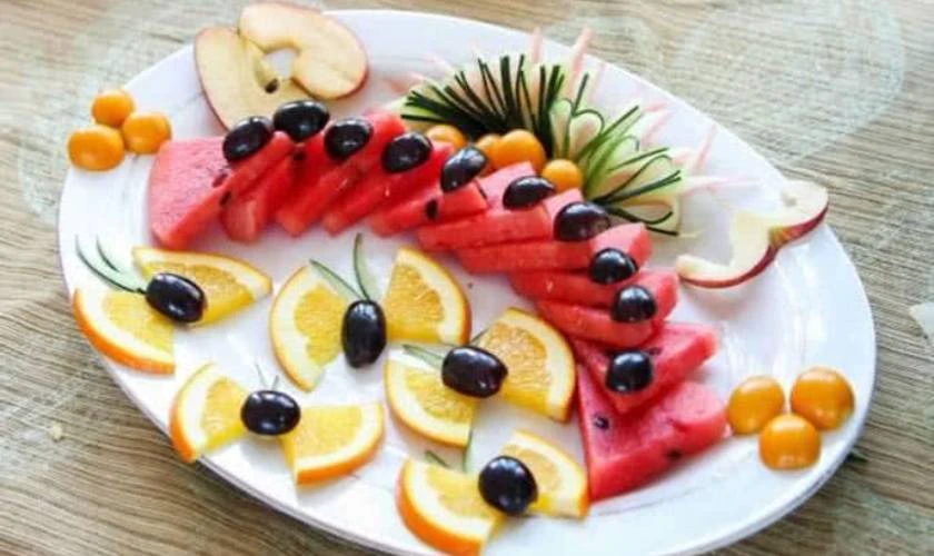 Trang trí trái cây 8/3 cắt tỉa đẹp mắt