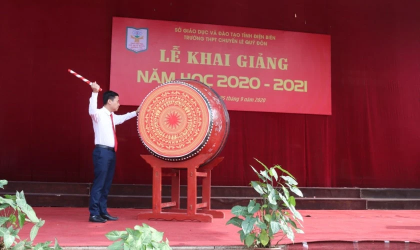 Trang trí trống khai giảng