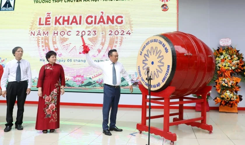 Trang trí trống khai giảng màu xanh