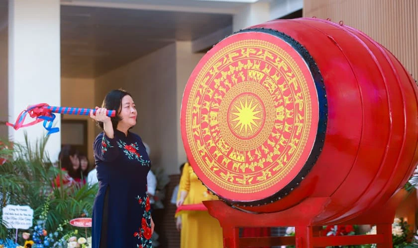 Trang trí trống khai giảng màu đỏ