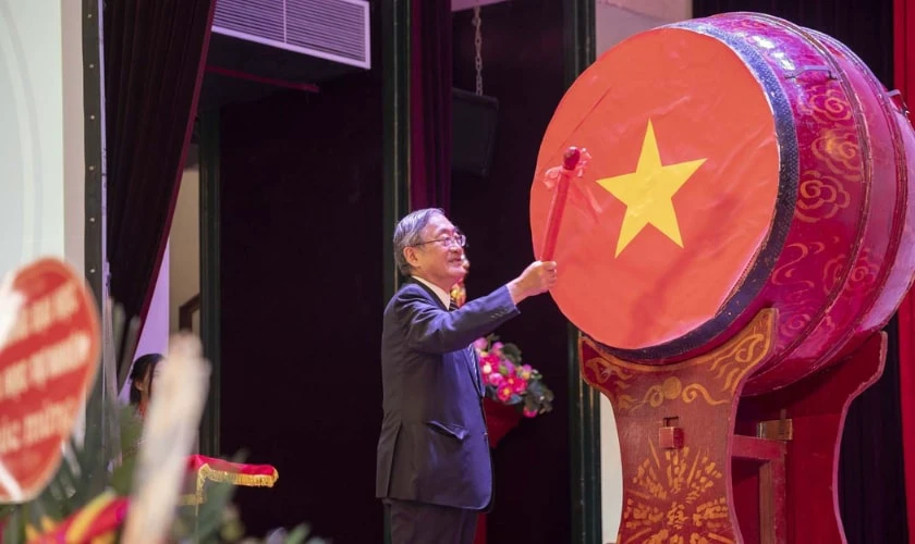 Trang trí trống khai giảng lá cờ