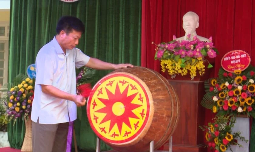 Trang trí trống khai giảng màu vàng