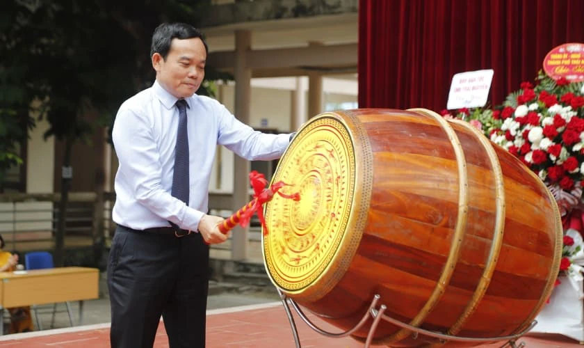 Trang trí trống khai giảng ấn tượng