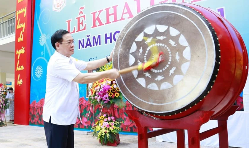 Trang trí trống khai giảng màu nâu