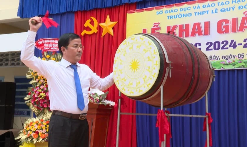 Trang trí trống đơn giản