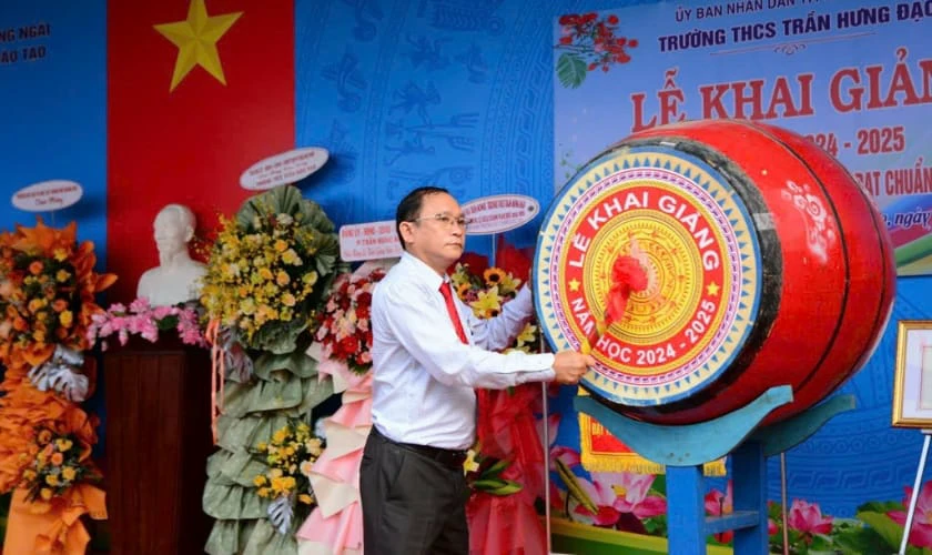 Vẽ trang trí trống khai giảng