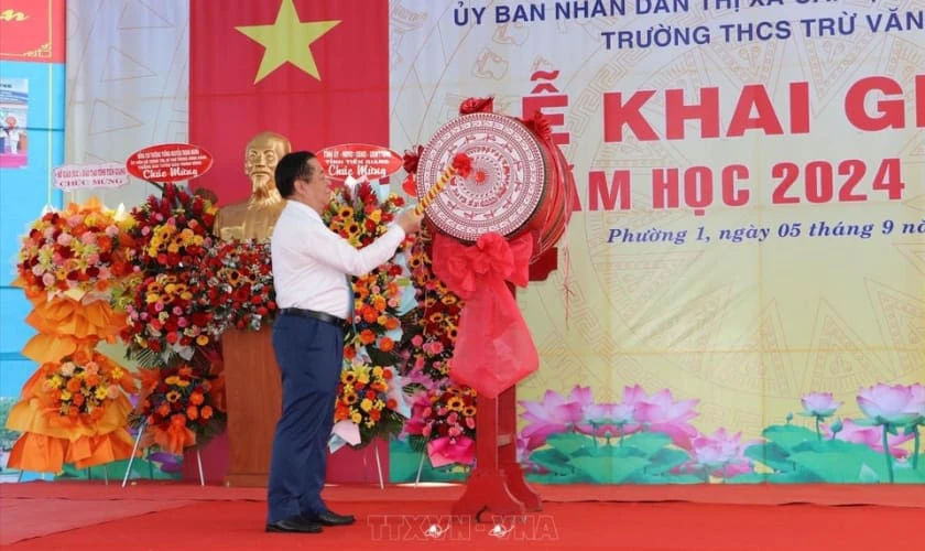 Vẽ trang trí trống khai giảng đẹp