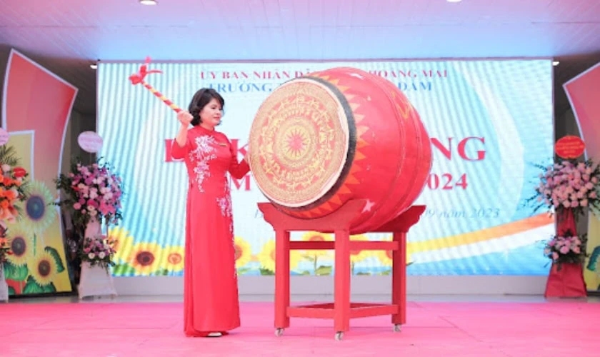 Vẽ trang trí trống khai giảng ấn tượng