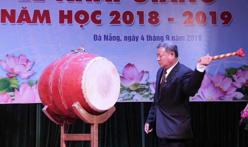 Vẽ trang trí trống khai giảng đơn giản