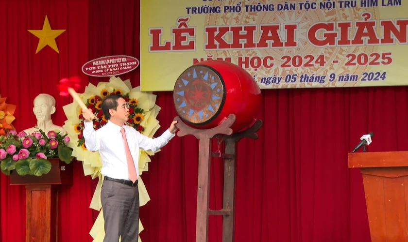 Vẽ trang trí trống khai giảng hiệu quả