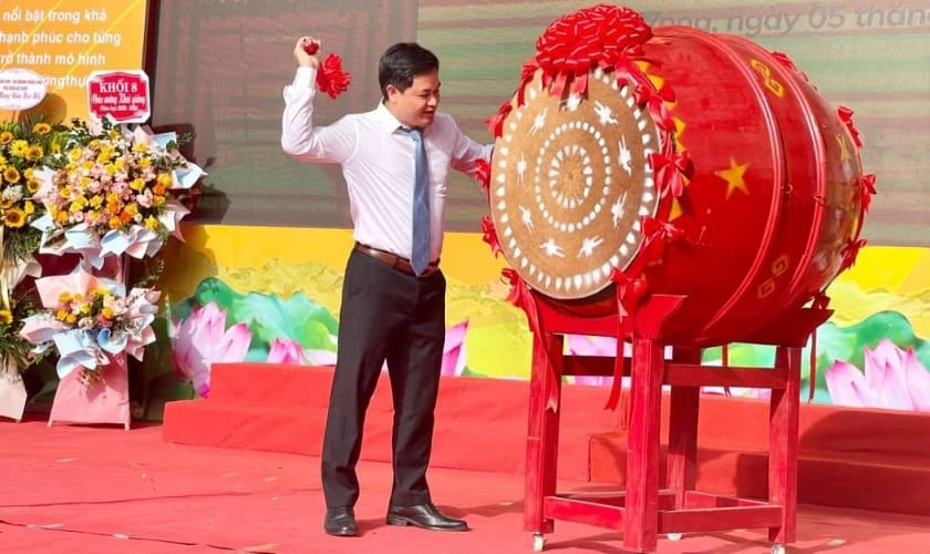 Vẽ trang trí trống khai giảng nhanh