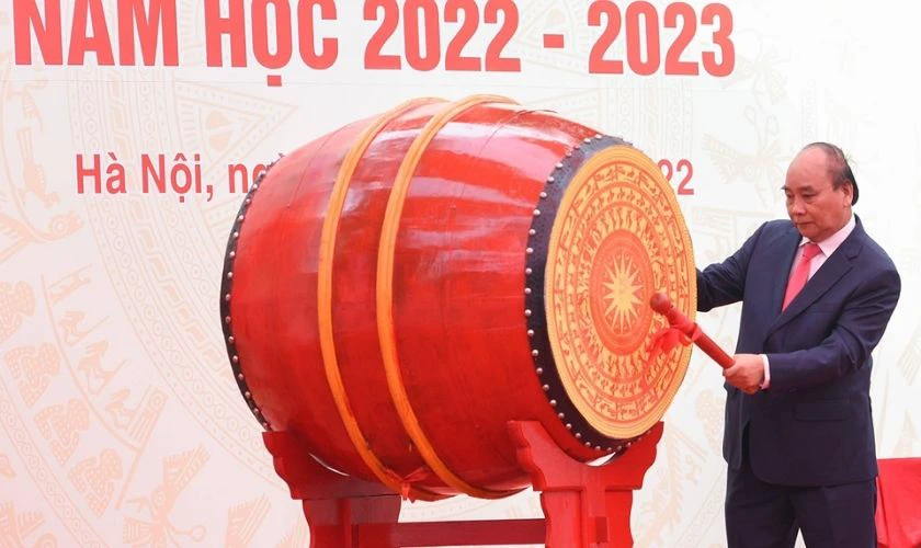 Vẽ trang trí trống khai giảng ấn tượng