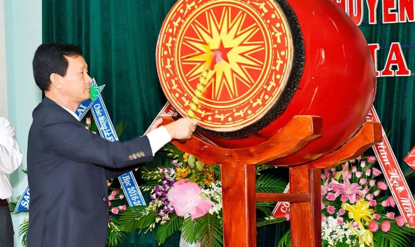 Các mẫu trang trí trống khai giảng đẹp nhất 2025