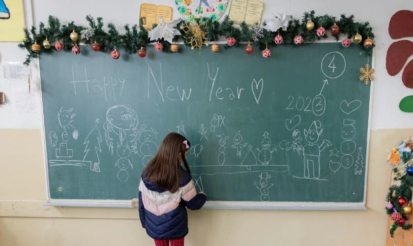 Trang trí tường Giáng sinh ở lớp học lung linh