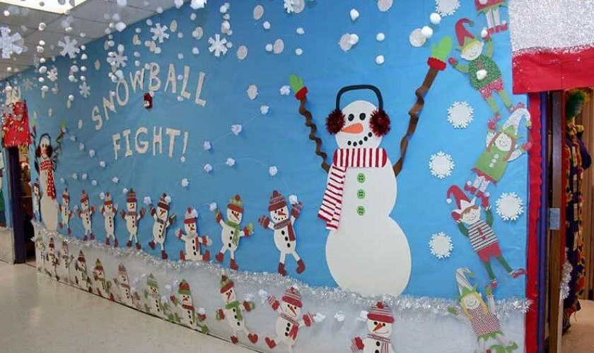 Trang trí tường Giáng sinh ở lớp học tươi sáng