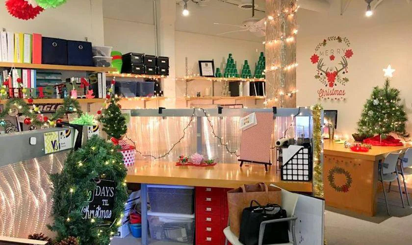 Trang trí tường Giáng sinh tại văn phòng cổ điển