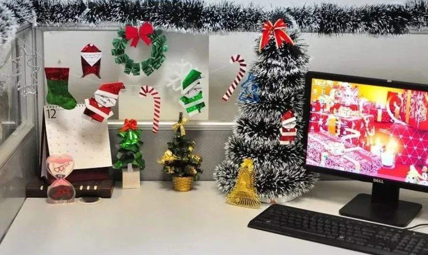 Trang trí tường Giáng sinh tại văn phòng tươi tắn