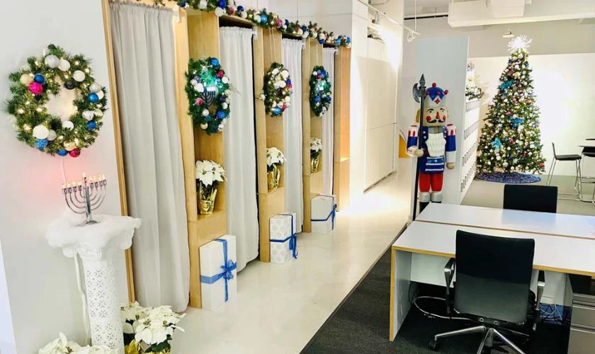 Trang trí tường Giáng sinh tại văn phòng lung linh