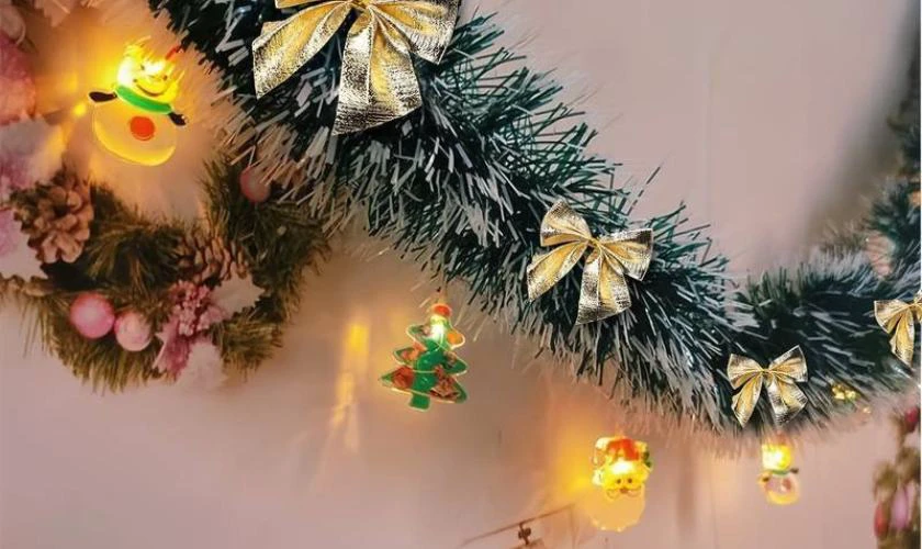 Trang trí tường Giáng sinh bằng dây kim tuyết truyền thống