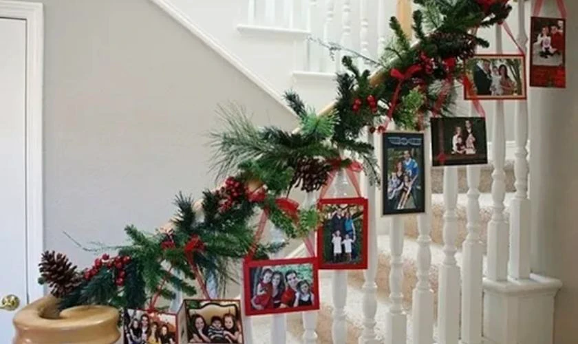 Trang trí tường Noel bằng khung ảnh kỉ niệm độc đáo