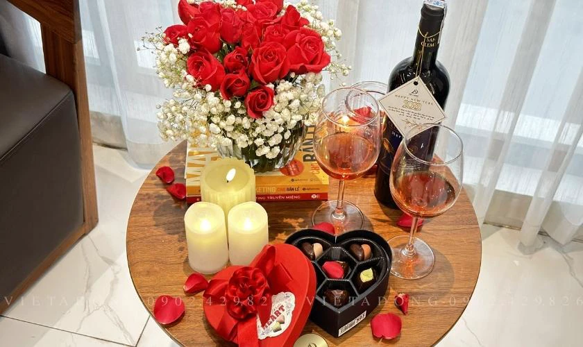 Trang trí Valentine với nến, rượu và socola