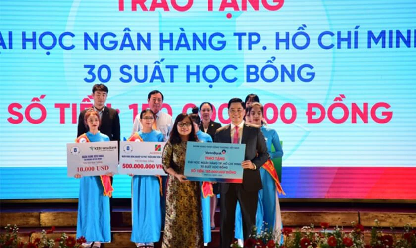 Các yếu tố ảnh hưởng đến Trường Đại học Ngân hàng TP.HCM học phí 2025