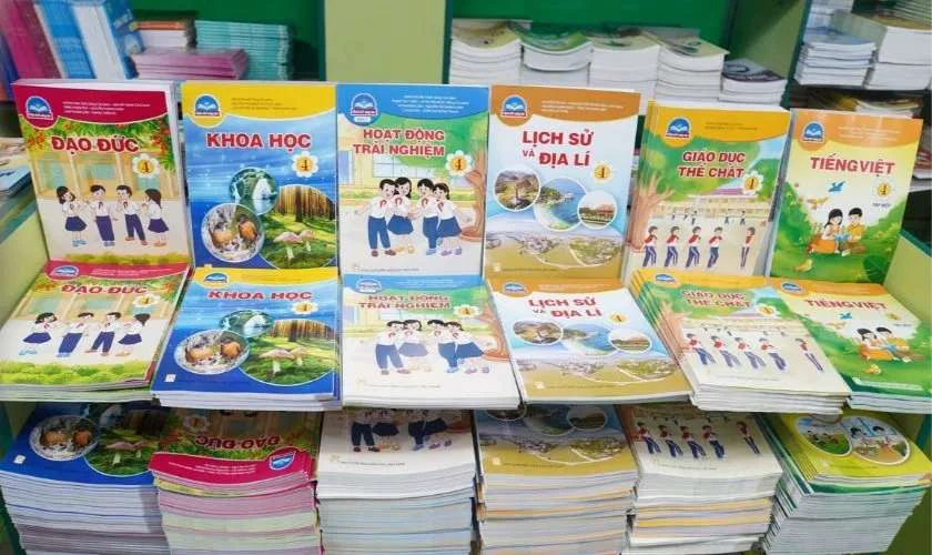 Tựu trường cần mang theo những gì năm 2025?