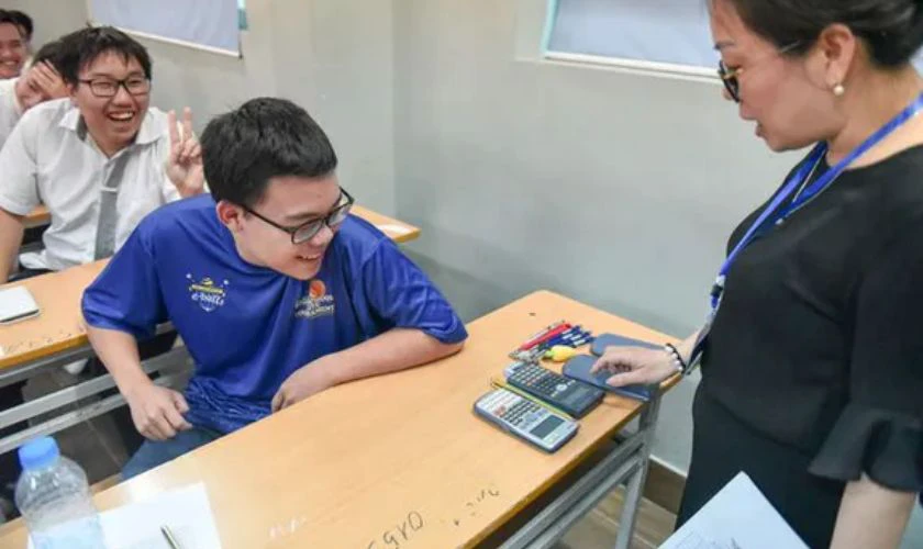 Đồ dùng cá nhân khác: hộp bút, máy tính bỏ túi, sổ ghi chú