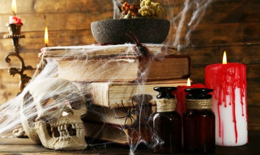 Trang trí sân khấu Halloween đầu lâu với nến đổ máu