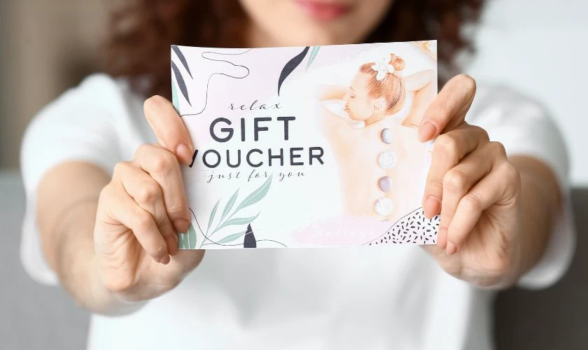 Tặng voucher ưu đãi 8/3 thu hút