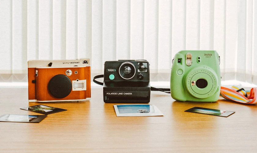 Máy chụp ảnh lấy liền (Instant camera)