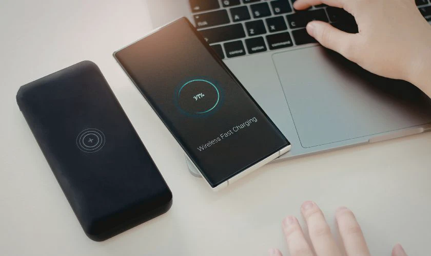 Đế sạc không dây Valentine đen ai tặng quà cho ai