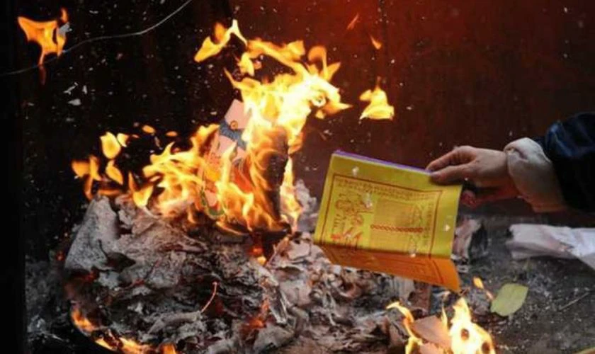 Sau khi hương tàn, gia chủ mang vàng mã ra nơi sạch sẽ