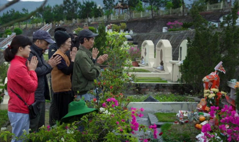 Văn khấn ngoài mộ mời các cụ về ăn Tết 2026 Bính Ngọ