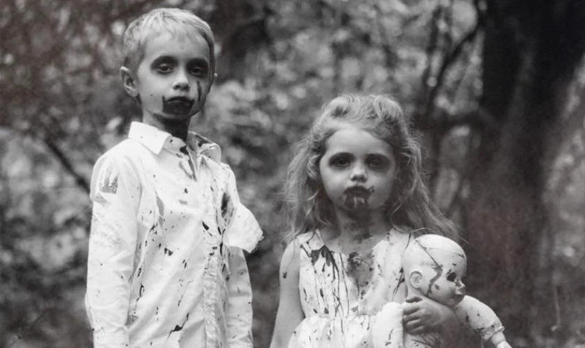 Vẽ mặt Halloween hình con ma độc đáo