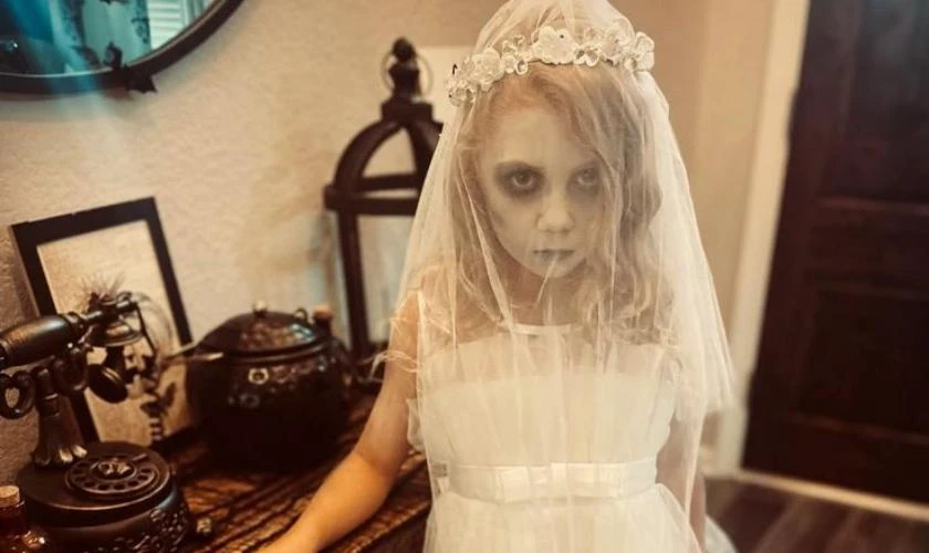 Vẽ mặt Halloween hình con ma độc lạ